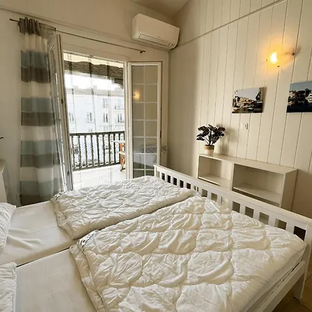 Fully Renovated 2-room With Ac A Large Balcony In The Center Apartamento