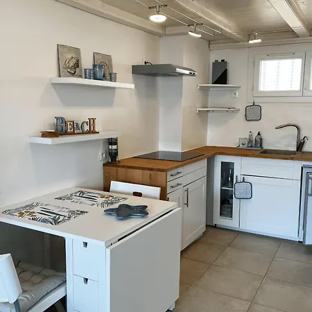 Fully Renovated 2-room With Ac A Large Balcony In The Center 公寓